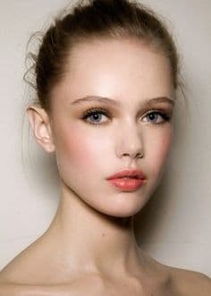 ¿Cómo aplicar una base de maquillaje?