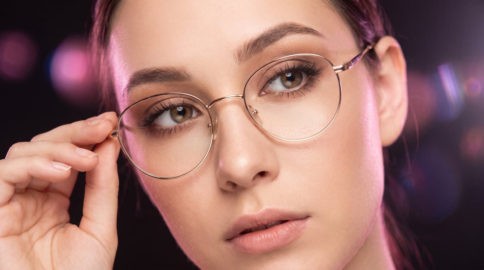Maquillaje para chicas con lentes: trucos para resaltar la mirada
